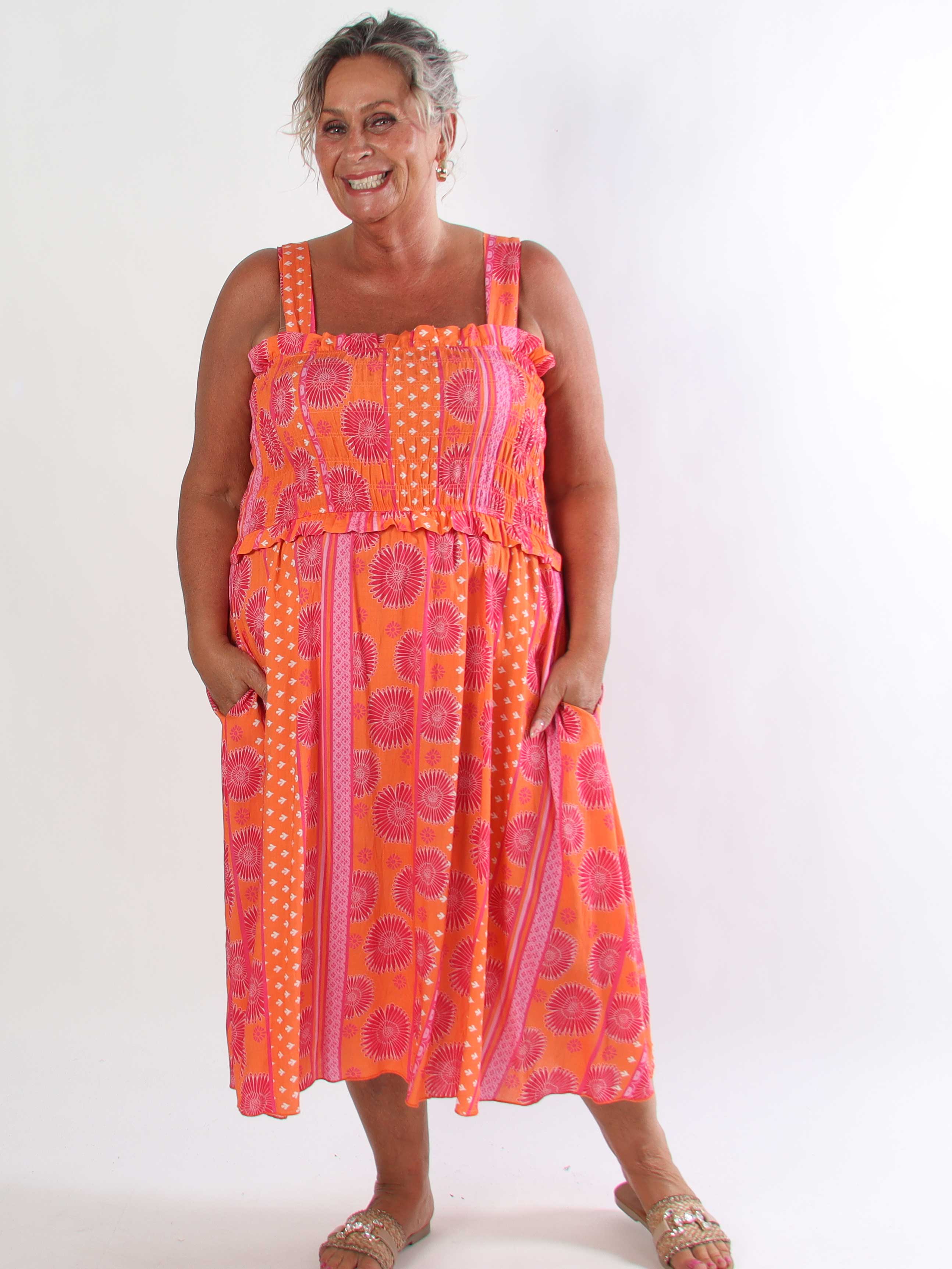 Marisol Sunburst - Plus size sommarklänning i viskos med smock över bröstet
